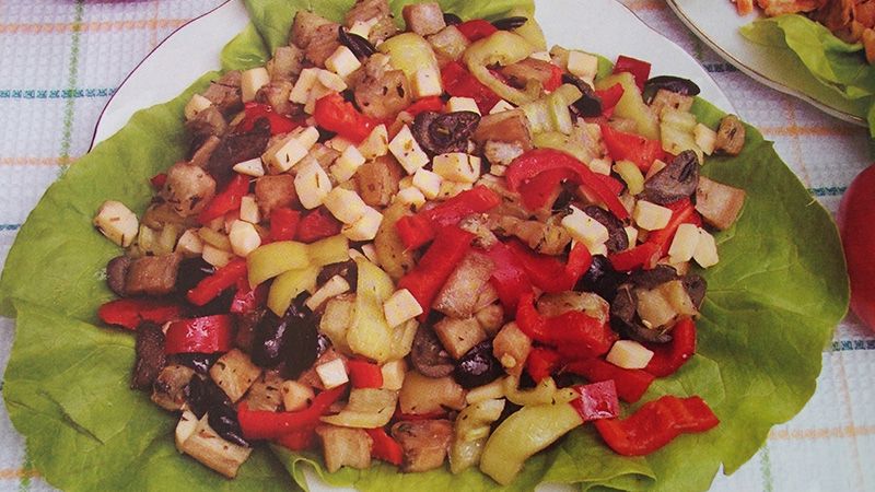 SalataRs's tweet photo. Zelena salata sa paprikom pomešan kačkavaljem na kockice preliveno maslinovim uljem sa majčinom dušicom.#salata https://t.co/Og1D0qWO47 https://t.co/oLJBg1a58B