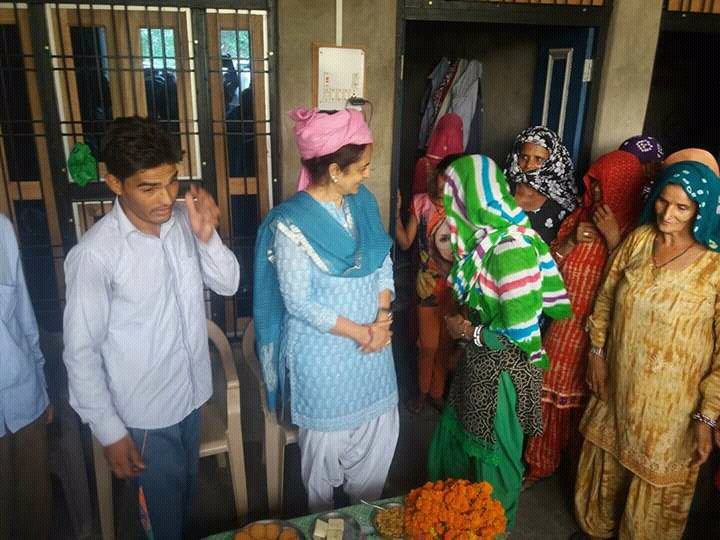 Vasu03836's tweet photo. तोशाम हल्के के मिरान गांव में रमेश ने साथियों सहित इनेलो छोड़ मैडम किरण चौधरी जी के नेतृत्व में थामा कांग्रेस पार्टी का दामन।
@officekiran https://t.co/XrARGLT5As