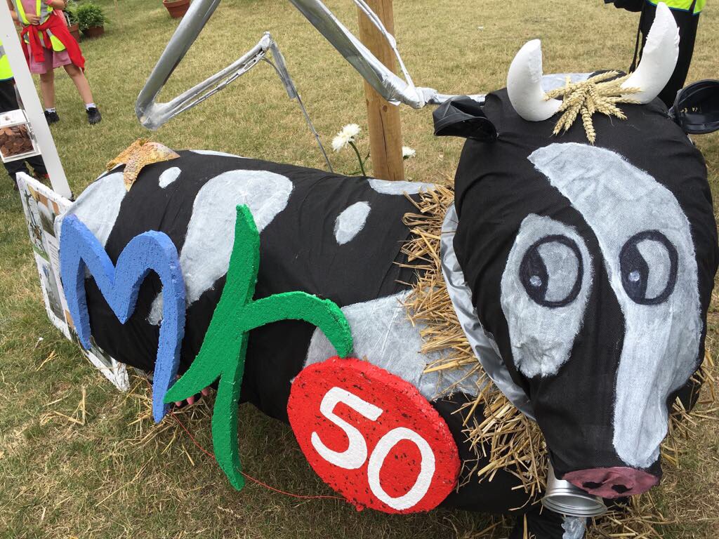 Lovely day <a href="/The_RHS/">The RHS</a> #rhshamptoncourtflowershow with Abbeys school. If you going to the show please vote for #MK50 Milton Keynes scarecrow!