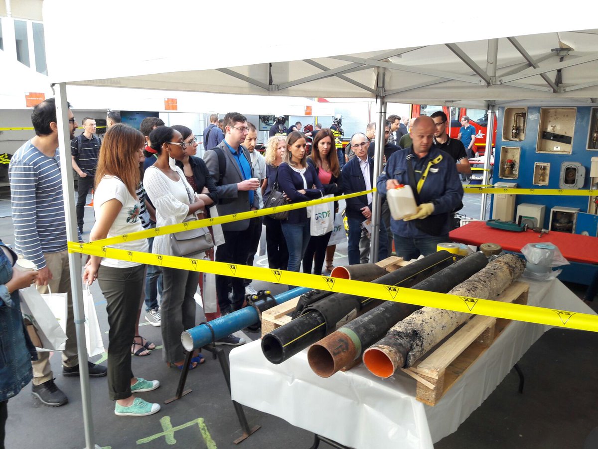 OlivierGrauwin's tweet photo. Les gaziers et pompiers de Paris vous montrent leur savoir faire à la #JMGParis #GRDFIDF. Venez nombreux ! @WLGaz https://t.co/X1eRKzqGkj