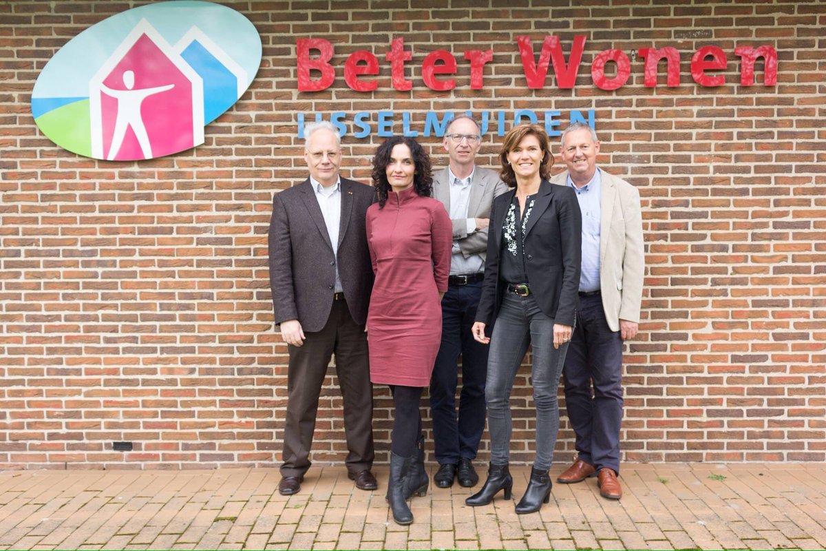 JanitaTabak's tweet photo. Een nieuwe commissaris, dus ook een nieuwe groepsfoto van de RvC van #BeterWonen #IJsselmuiden https://t.co/oeaeyMbpJy