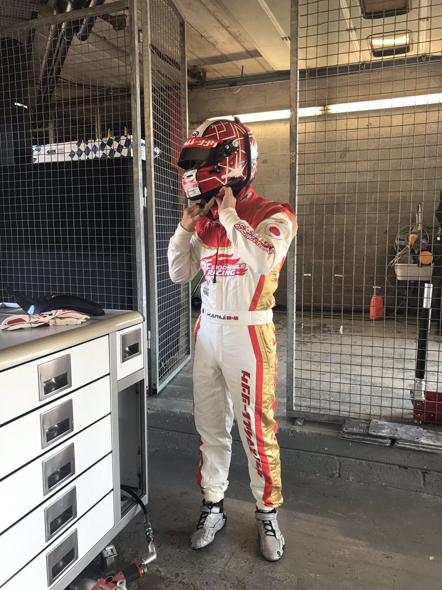 goodsmileracing's tweet photo. 片岡選手に代わり、��夢偉選手がコースに出ています。#gsr24h https://t.co/NOwixlNh6o