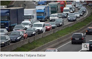 bundesrat's tweet image. Innenausschuss fordert höherere #Bußgelder für #Autofahrer, die keine #Rettungsgasse bilden - im #Bundesrat am 7.7. bundesrat.de/pk-top.html?id…