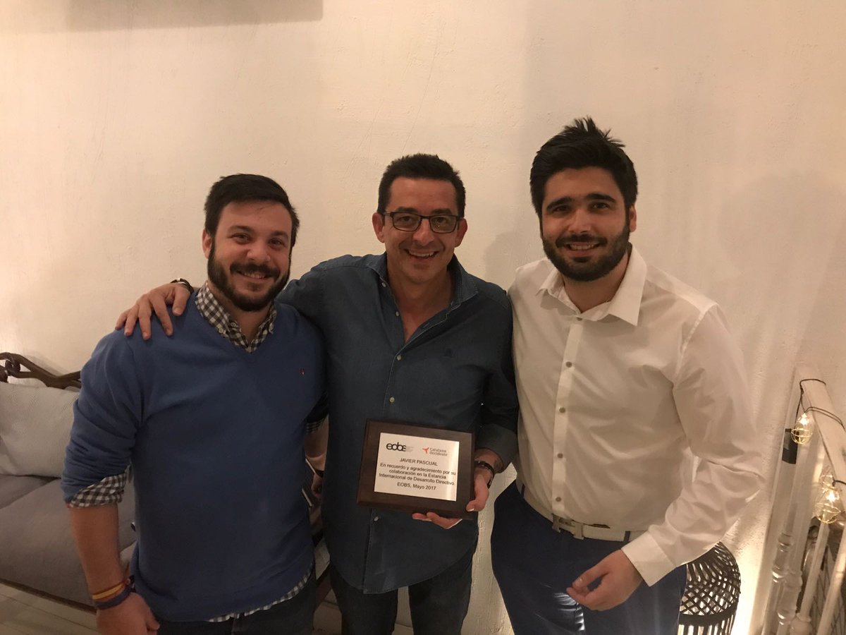 BeeventosESP's tweet photo. Entregamos la placa a Catalana Occidente por su colaboración durante las semanas internacionales. https://t.co/Zi60jyHGZM