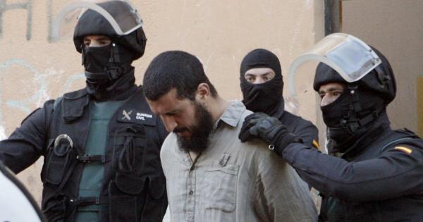lancelot_xbal's tweet photo. La Guardia Civil detiene en Collado Mediano (Madrid) una alimaña por su radicalización y propaganda a favor de DAESH https://t.co/iLRSiXWahZ https://t.co/lRqwJwaSz3
