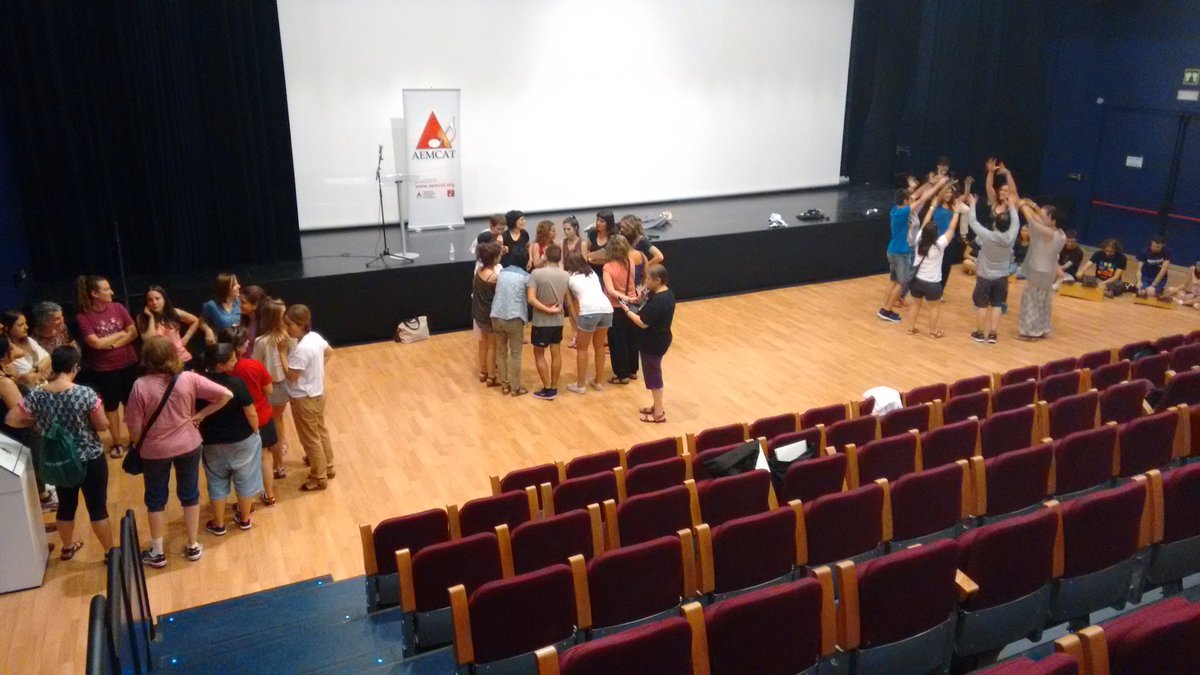 AEMCAT_cat's tweet photo. El @LiraTeatre s'ha convertit en l'escenari d'un crim. Els investigadors comencem a interrogar sospitosos... #doremifajoc https://t.co/84zSqQ2xYV
