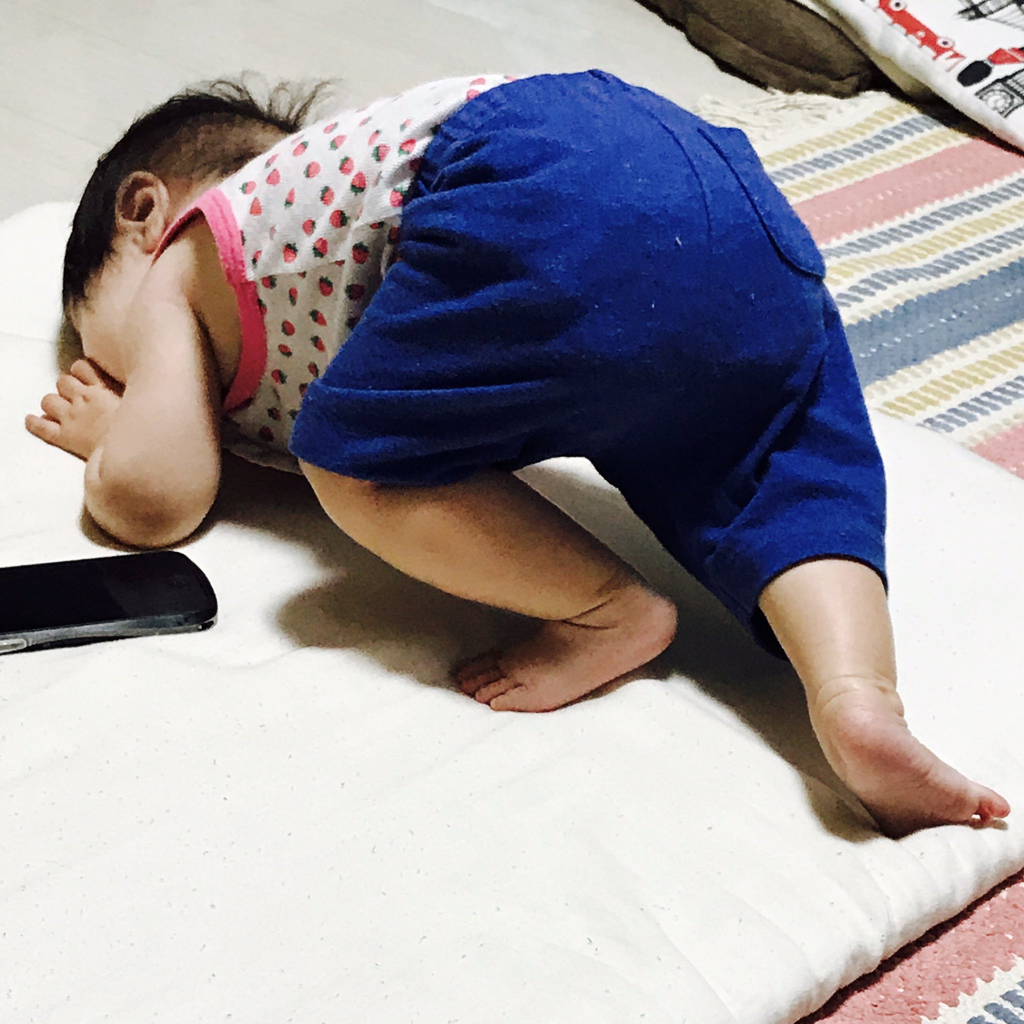 江野本ぎずも 最近 子どもが寝る時に指しゃぶりしながらクラウチングスタートのポーズしてる もちろんこのままじゃ眠れないからフォーム修正してあげて 寝かしつけが陸上部 T Co B4krs6szfa Twitter