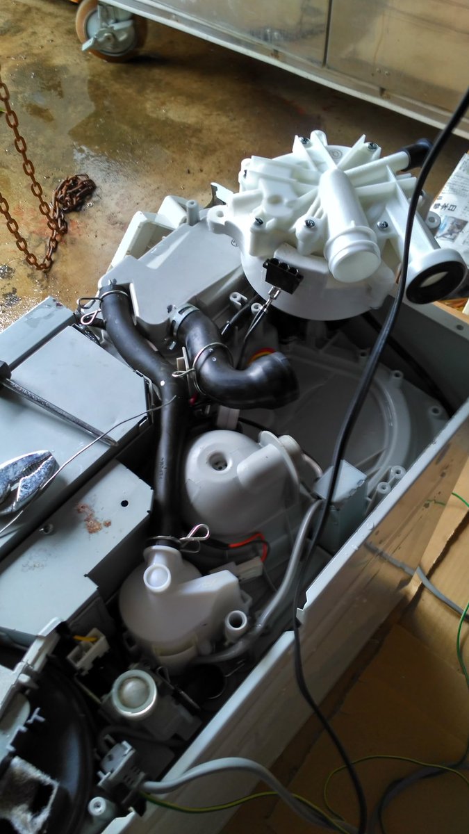 うっしー パナソニックの食洗機 Np Tr3 騒音が激しくなったため修理しました 原因はモーターシャフトの摩耗のようです グリスを足しても無駄 結局モーターポンプを新品に交換しました Gnd部分の黒い配線はカシメ直すのが難しく ハンダ付けで固定しま