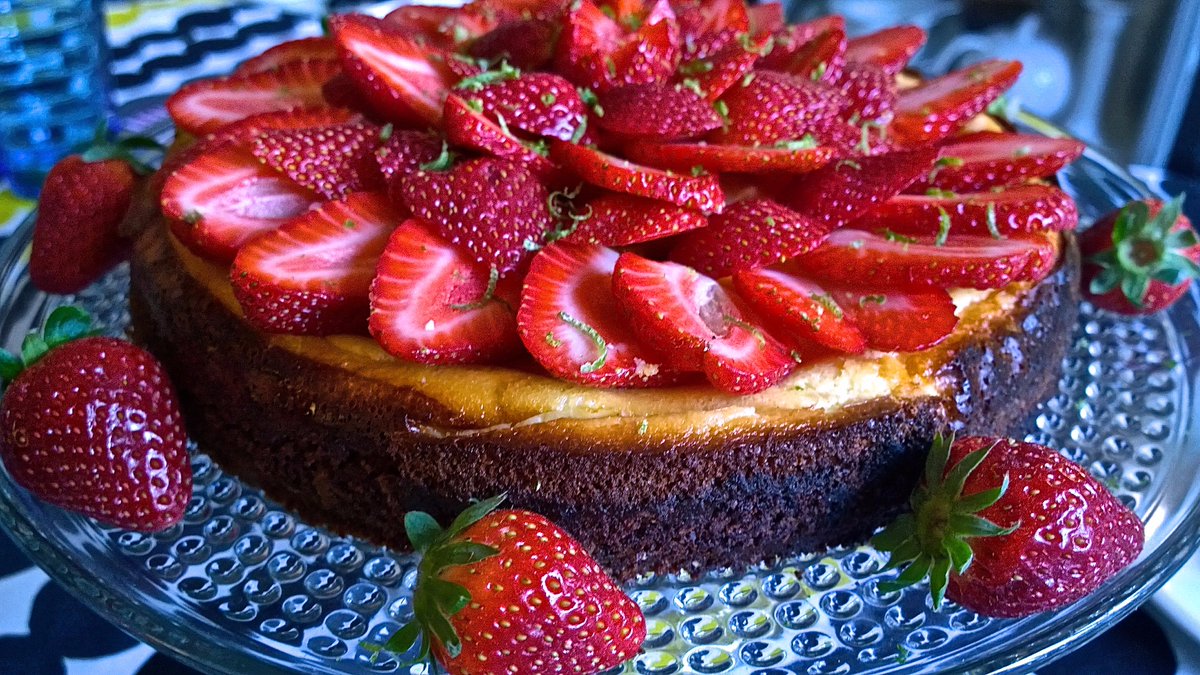 Hyvää mansikkaviikkoa! 🍓 Viikon kunniaksi tehdään mansikkainen juustokakku: martat.fi/mansikkainen-j… #mansikka #martat #juustokakku