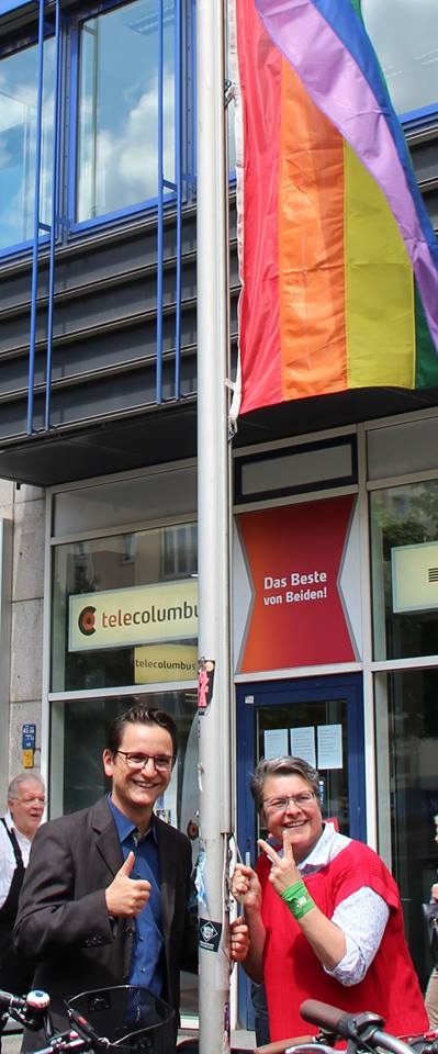 lsvd's tweet photo. Auch Bezirksbürgermeisterin Monika Herrmann zeigt Flagge - heute zusammen mit Jörg Steinert vom #LSVD BB am Bezirksamt in Friedrichshain. https://t.co/70r9s2FXRh