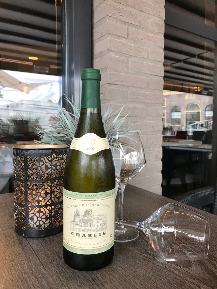 Geniet vandaag van onze Oester &amp; Chablis Avond! Twee Creuses de Bretagne vergezeld van een glas 'Domaine du Chardonnay  Chablis' voor €10,00