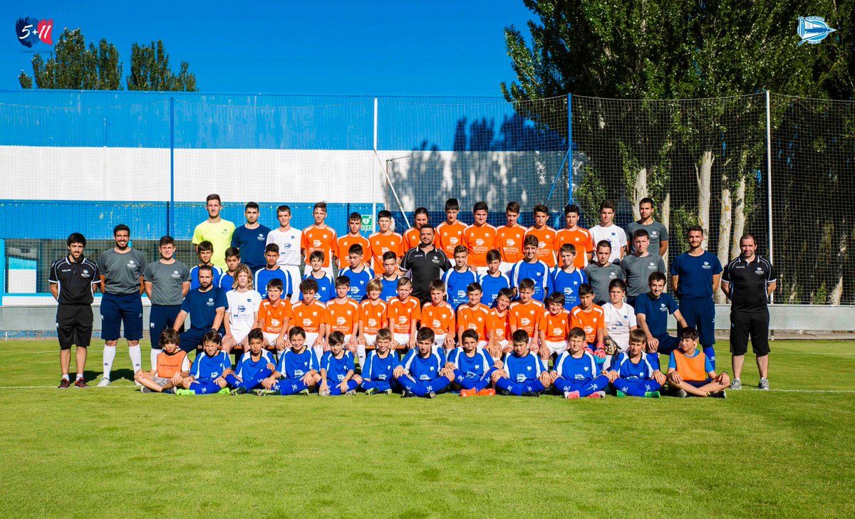 FundacionBKNDA's tweet photo. #DACI17 Foto de familia de la I Edición del Campus Internacional del @Alaves 🔵⚪️🔵 https://t.co/sOiGlG38kD