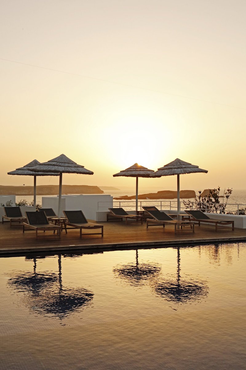 Early birds... get to see beautiful sunrises like this! 🙏🏼✨ Bom Dia Sagres! 💙 #memmobaleeira #memmohotels #designhotels #sagres #sunrise