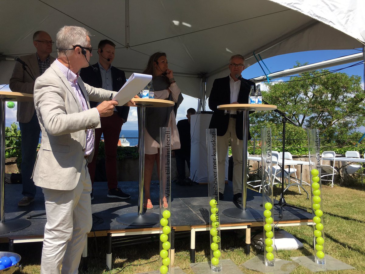 Charlotte Eisner tror att vi ska ladda våra bilar hemma. Men då krävs delningsekonomi. Det måste lätt att ladda <a href="/ChargeAmps/">Charge-Amps</a> #riseialmedalen