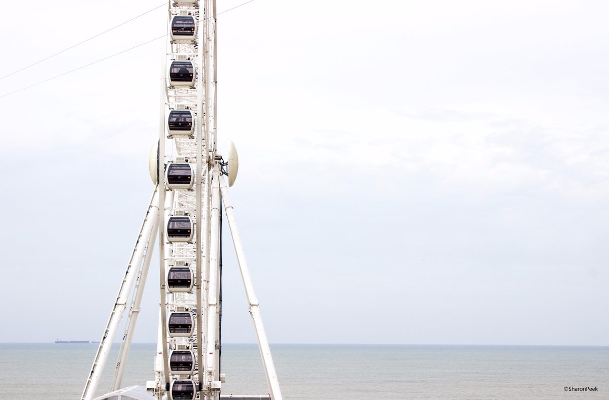 It's clear i love Scheveningen. Cant stop the ferris wheel shots <a href="/OnzePier/">De Pier</a>. #fotograaf #freelance #infiniteprints #reuzenrad #ferriswheel