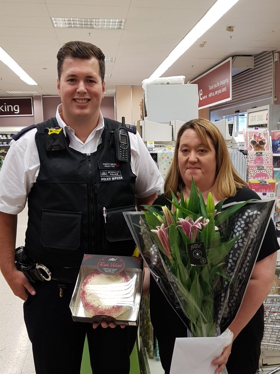 Huge thanks to <a href="/Tesco/">Tesco</a> Morning Lane for the lovely gifts for the victim of this assault  #RandomActsOfKindness 👍👮‍♂️  x.com/MPSHackney/sta…