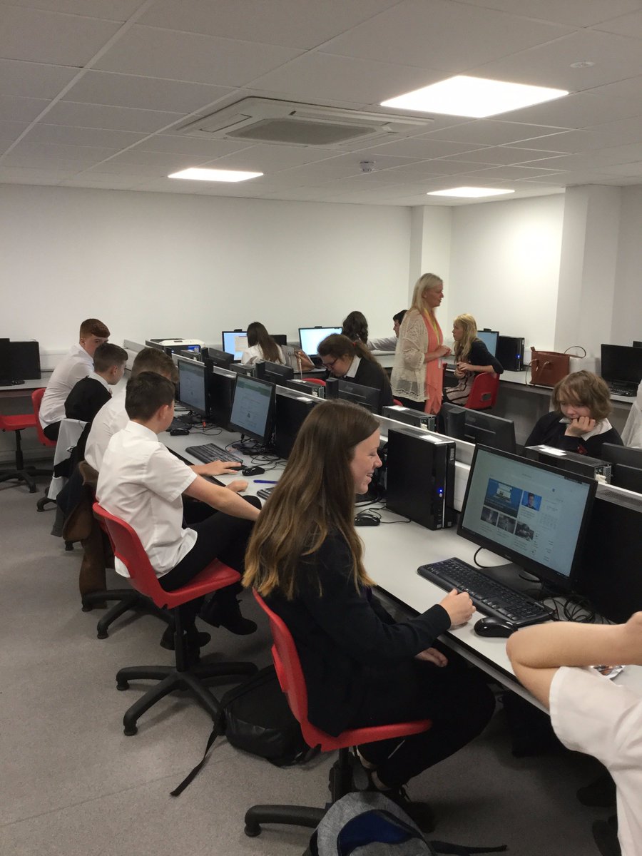 CoedcaeSchool's tweet image. Year 10 pupils using the ICT suites to carry out research &amp;amp; learn about the world of work @CW_Llanelli #computersavvy