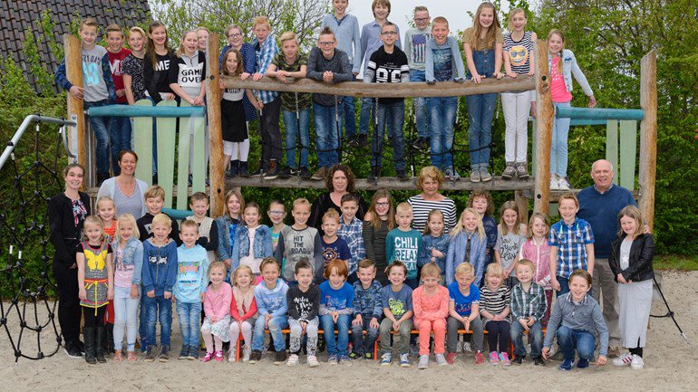 De Ten Darperschoele in Wapse kan er weer even tegen. Eerder dreigde sluiting, nu maakt de school toekomstplannen rtvd.nl/J85b
