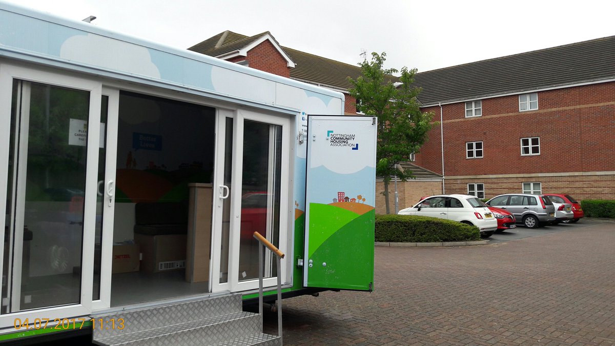 With @NottsCommHA 'Smartwatering' at Fosse Close, Leicester. Free kits for residents.