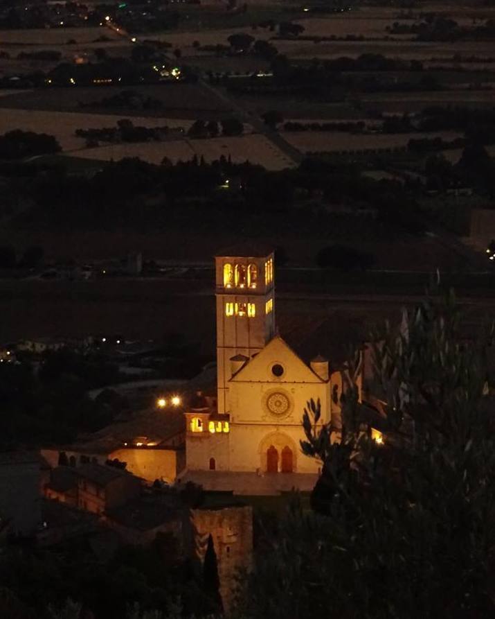 hoteldomuspacis's tweet photo. Ringraziamo Luisa per la magnifica foto in notturna della Basilica Superiore di San Francesco ad Assisi
#domuspacis #sanfrancesco #assisi #… https://t.co/vpSmh8ySXg