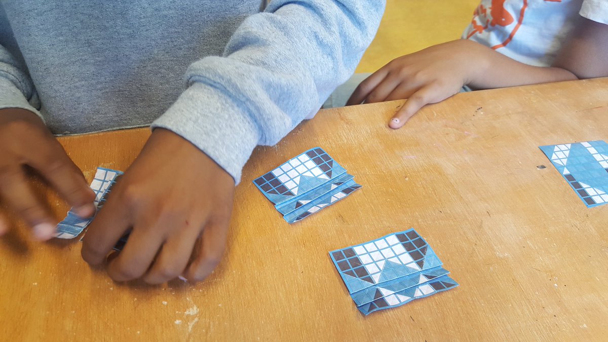 Vouwpuzzels uit het vakantieboek van <a href="/QuestNL/">Quest</a> junior. @DayaWeekSchool 
Al het blauw moet onzichtbaar zijn en een kant zwart, andere wit.