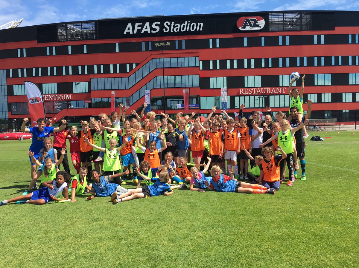 despringschans's tweet photo. De groepen 7 en 8b genieten van hun clinic bij @AZAlkmaar #raboazvoetbaltoer https://t.co/omNoOY5xXC
