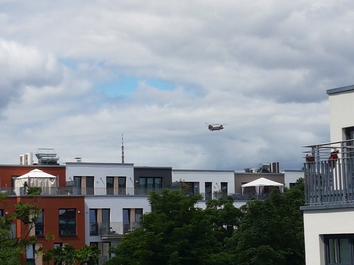 wolke_isso's tweet photo. Was fliegt hier über der Hamburger Innenstadt? #noG20 https://t.co/9eibtsldVV