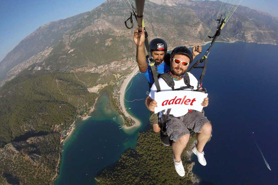 #AdaletİçinCesaret deyip 'Adalet Yürüyüşü'nü gökyüzüne taşıdılar evrn.sl/p7r2x