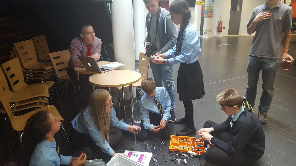Technocamps (@technocamps) on Twitter photo Yahoo Gyfun Gwyr preparing to build their new robot for the live challenge!
#TCRobotics17 Yahoo Gyfun Gwyr preparing to build their new robot for the live challenge!
#TCRobotics17