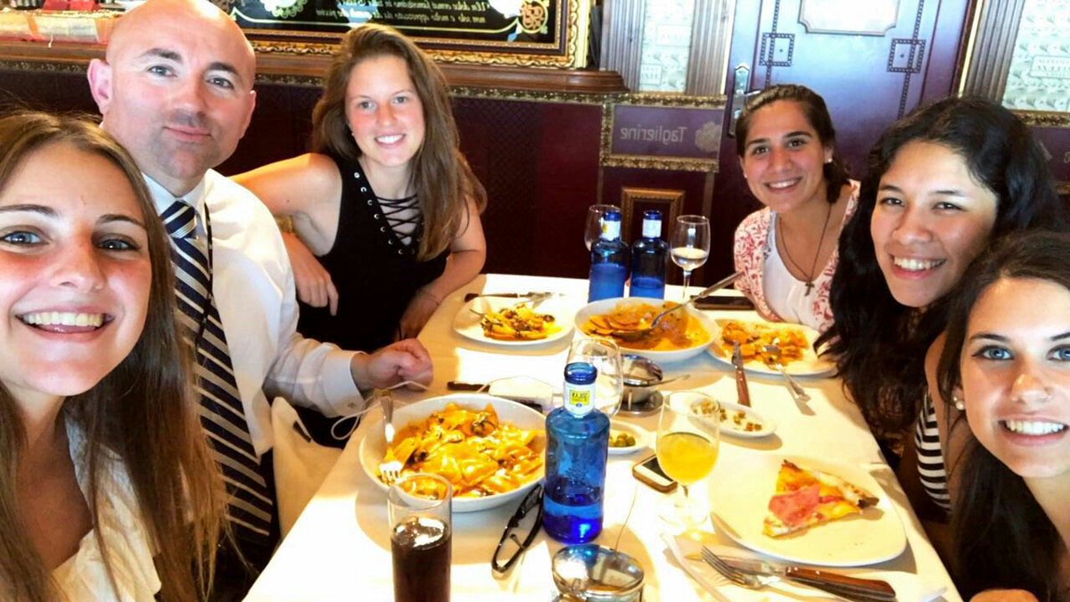 APSNetworKing's tweet image. Amb les meves campiones de #mktdupf17 [Vídeo] bit.ly/BizBcnUPFmktdu… Sempre #COnnectats!! I dijous @TeatroBusBCN !