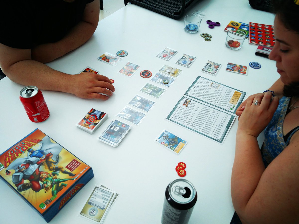 Mientras algunos nos estamos deslomando montando las rebajas, otros se lo pasan piruleta jugando a ROOKIE HEROES.