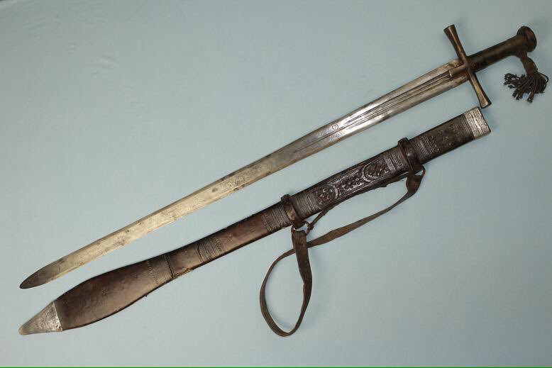 世界の武器防具百科 A Twitteren カスカラ アフリカ北部に存在したダルフール王国やバギルミ王国で16世紀頃から用いられた両刃の直刀 全長50 100cm 10世紀頃のアラブの刀剣が元になっていると思われる 鞘はワニやトカゲの皮で作られ それに幅広の帯を付け肩 世界の武器防具百科 A Twitteren カスカラ アフリカ北部に存在したダルフール王国やバギルミ王国で16世紀頃から用いられた両刃の直刀 全長50 100cm 10世紀頃のアラブの刀剣が元になっていると思われる 鞘はワニやトカゲの皮で作られ それに幅広の帯を付け肩