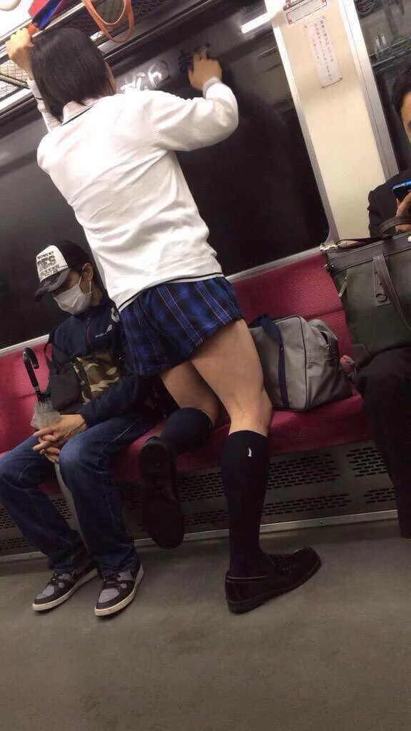 この人は女子校生なのか！？突然電車の窓に起こさないでとメモをしだしたww