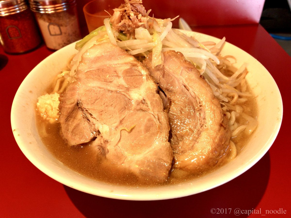 capital_noodle's tweet photo. 【ラーメン二郎 荻窪店】(東京･荻窪)
この店舗の小ラーメン(¥700)では程よい茹で加減の野菜の山にそびえ立つように鎮座したブタ、一本一本のウェーブが乳化スープを存分に纏いジャンク度を倍増させるモチモチ食感の平打ち麺が特徴の一杯。https://t.co/SMa6Fool7U