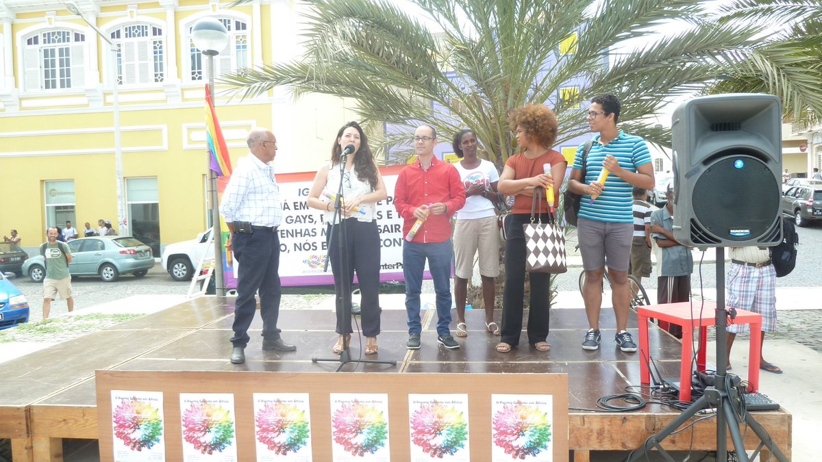poetopiaORG's tweet photo. Más fotos del 2do #PoemaGigante en #Africa #Mindelo2017 en apoyo a #WorldPride2017 #SomosIguales #CaboVerde #Poema #Poetry #Poetopia #Poem https://t.co/QUQDbgVPIn