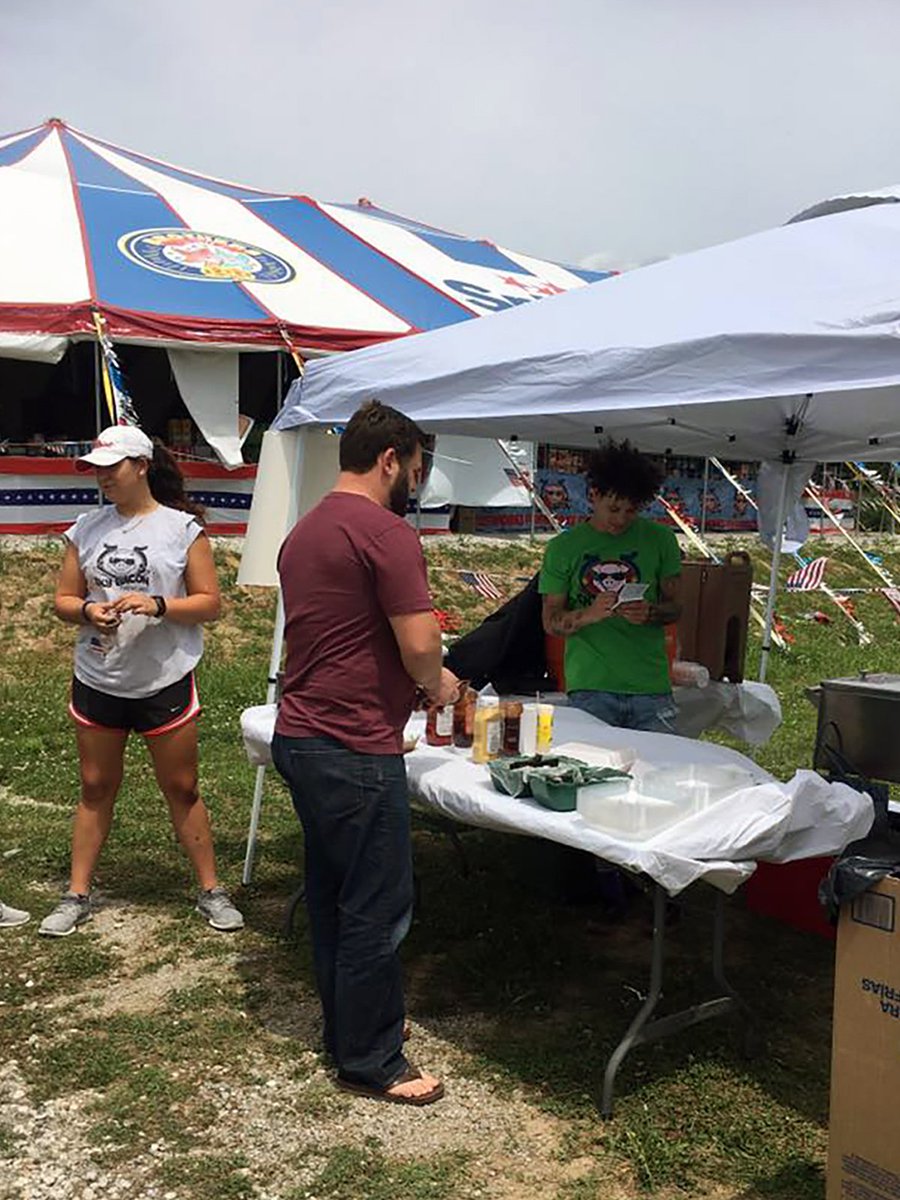 SO76ee's tweet image. Escoge tus #fireworks de último minuto y disfruta de pollo y puerco al grill, en la carpa/tienda más grande de Mid-Missouri! #76fireworks
