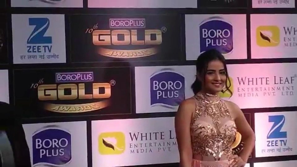 JasminBhasin2's tweet photo. Yaa!! Jasmin bhasin at gold awards..!! She is looking gorgeous in that gown...!! https://t.co/WWO4AvdSo4