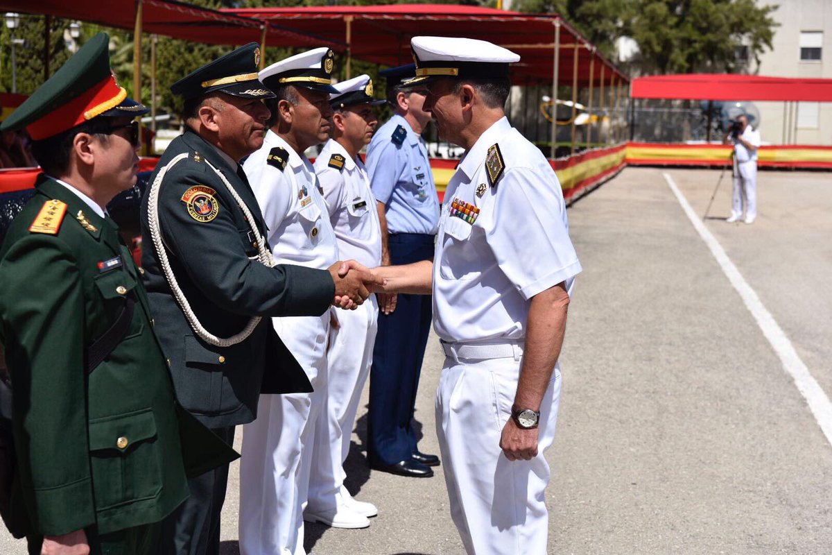 Armada_esp's tweet photo. Acto de entrega de #premios de fin de carrera y mención honorífica de final de #curso 2017 en la Escuela de Suboficiales de la Armada #ESUBO https://t.co/n0VuMpGadY