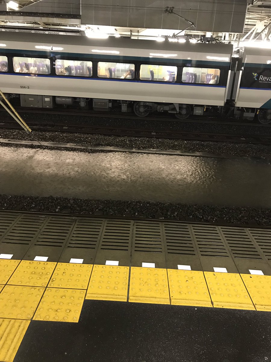 alluptome1010's tweet photo. いっぱい洪水☔笑
車ばっしゃばっしゃしないと通れない😂
自転車漕いでるおじさん足浸かってる笑 https://t.co/dS8j2UiGw6