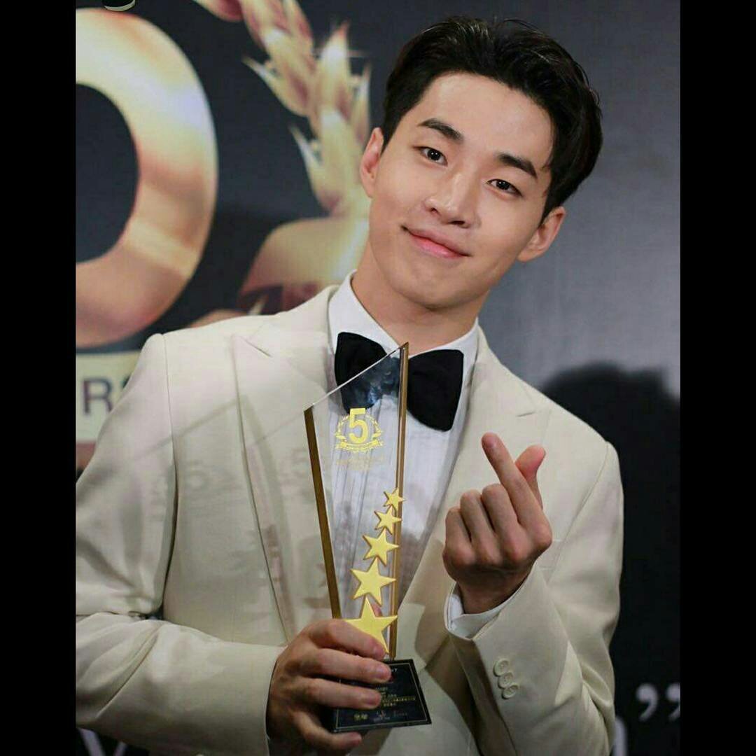 MdelosAngelesRo's tweet photo. #ThailandHeadlinesPersonofTheYear  awards ceremony! 😚😚😚 @henrylau89   #헨리 #HenryLau #HenrysStrings
©logo https://t.co/BdbjtSHi0K