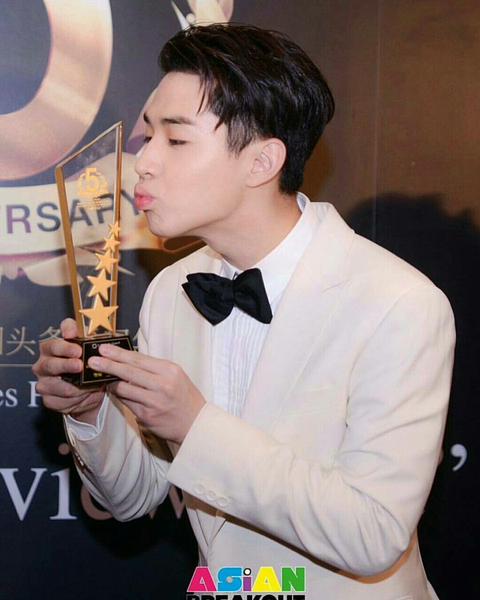 MdelosAngelesRo's tweet photo. #ThailandHeadlinesPersonofTheYear  awards ceremony! 😚😚😚 @henrylau89   #헨리 #HenryLau #HenrysStrings
©logo https://t.co/BdbjtSHi0K