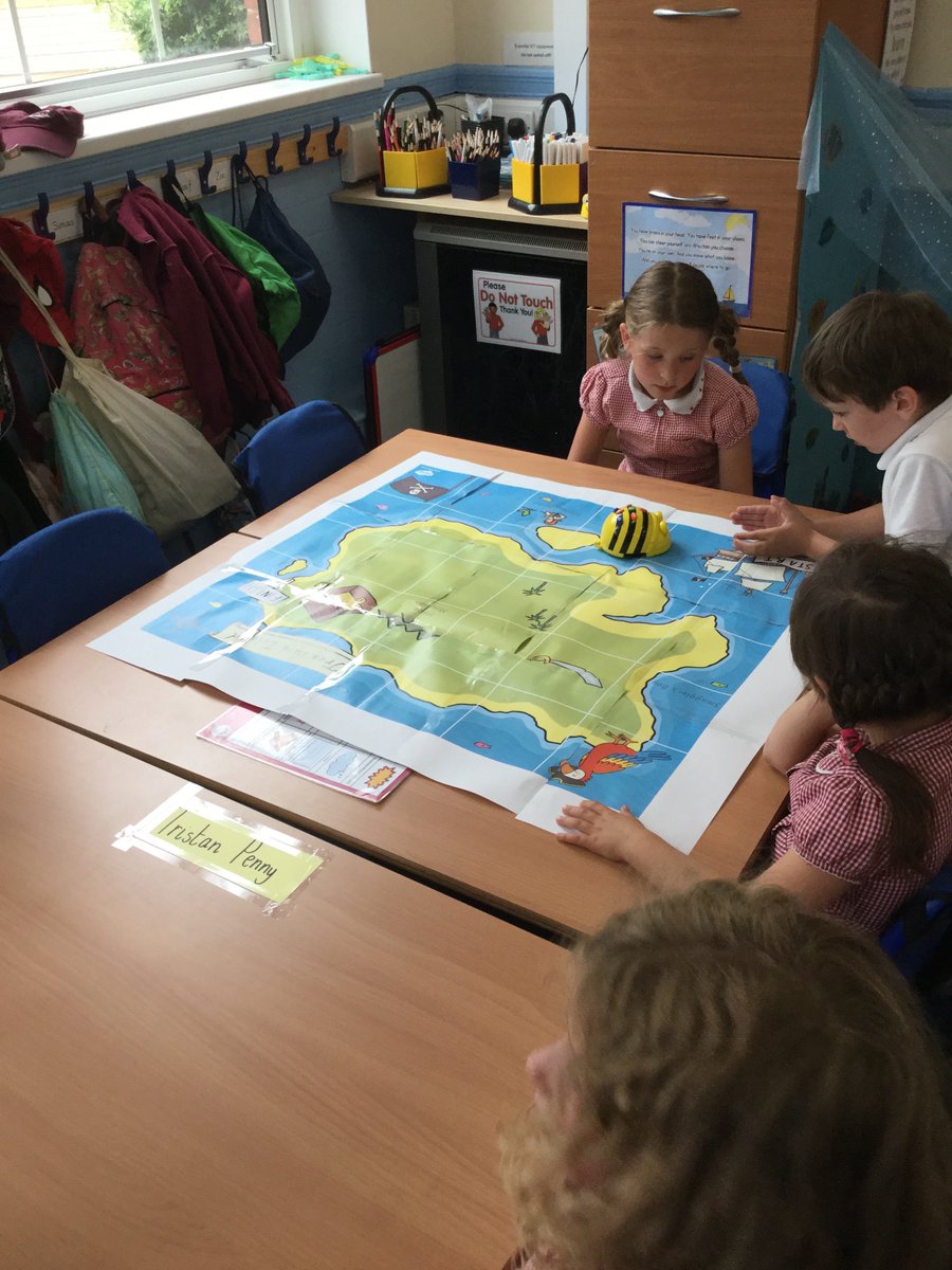 ThamesideSch's tweet photo. Trying our hand at programming and debugging with the Beebots #YBStps #computingtps #icttps https://t.co/nZkoHo1JnK