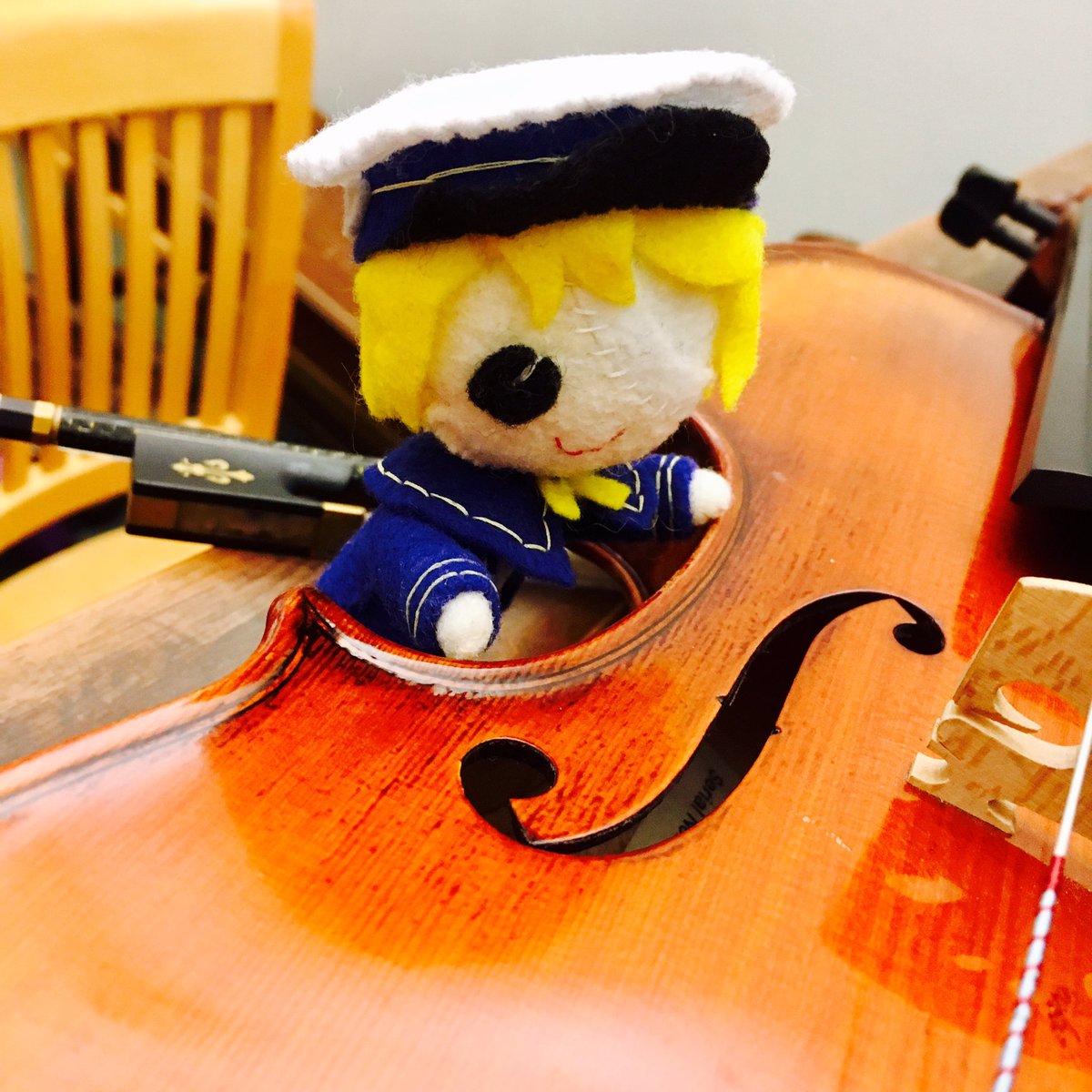 HanataPlush's tweet photo. オリバーくんにはちょっと大きなバイオリンだね！乗っかることしか出来ないね(^_^;) https://t.co/iaD3wVFW65