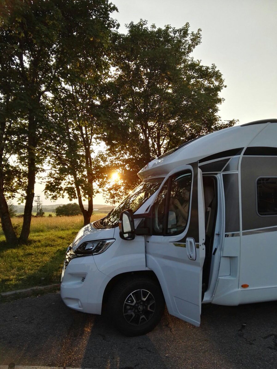 kidscampings's tweet photo. Niet te geloven dat dit alweer twee weken geleden is... Tijdens onze #camperreis, op weg naar de eerste stop: Ferienparadies Natterer See! https://t.co/IVNM5q7g0z