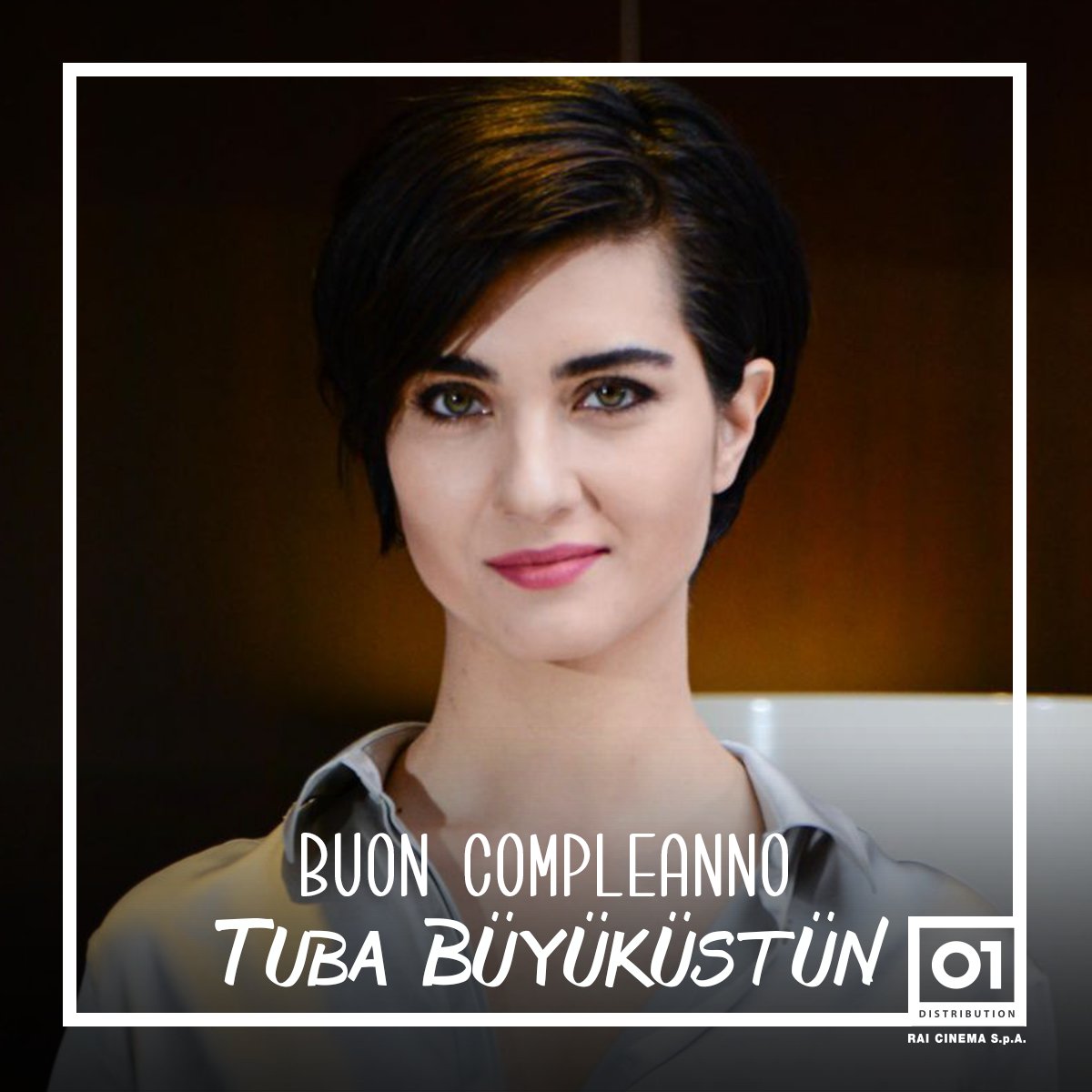 #Auguri, #TubaBüyüküstün! La misteriosa ed affascinante Neval in #RossoIstanbul, l'ultimo lavoro di <a href="/FerzanOzpetek/">Ferzan Ozpetek</a>.  01distribution.it/film/rosso-ist…