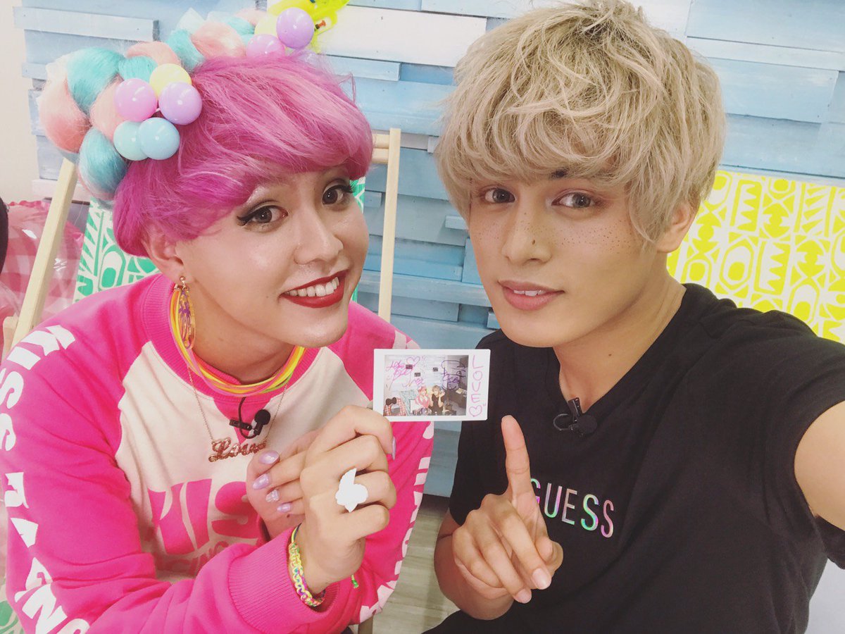 ぺえ<a href="/peex007/">ぺえ</a>と、へえ<a href="/saitoon_network/">斉藤平七(へえちゃん)</a>サイン入りチェキを1名様にプレゼント🎉ご応募は<a href="/liveshop_mag/">Live Shop! Magazine</a>をフォロー＆このツイートをRT！当選者にはDMにてご連絡します
SHOPLISTで衣装もチェック▷bit.ly/2tmGVin