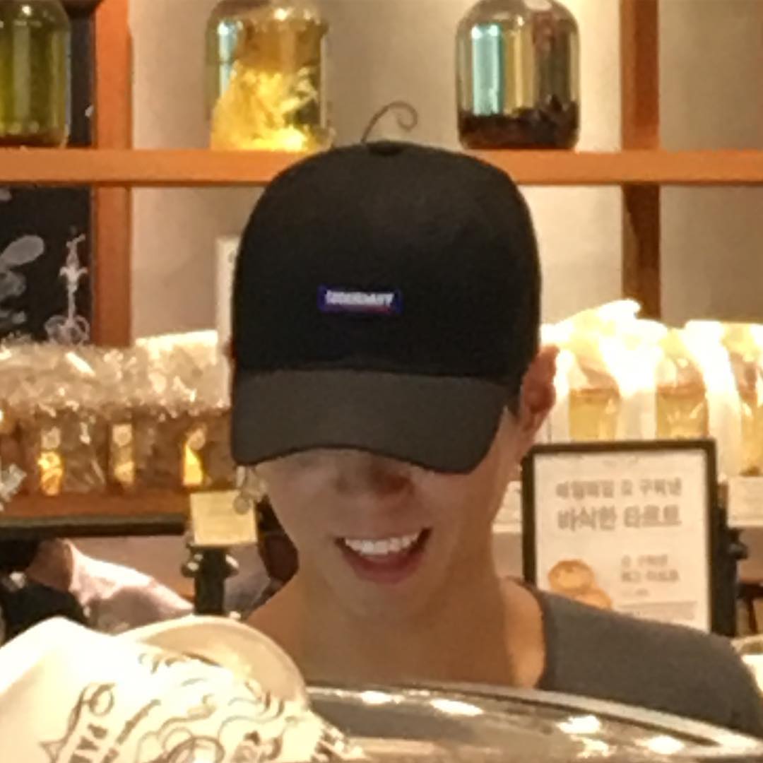 officialbogumph's tweet photo. [PIC] 170704 @BOGUMMY spotted today at a bakery
source: ji2n_seoul IG
#ParkBoGum #박보검

Kalahati palang ng face, gwapo na eh! https://t.co/4CadZFdhtD