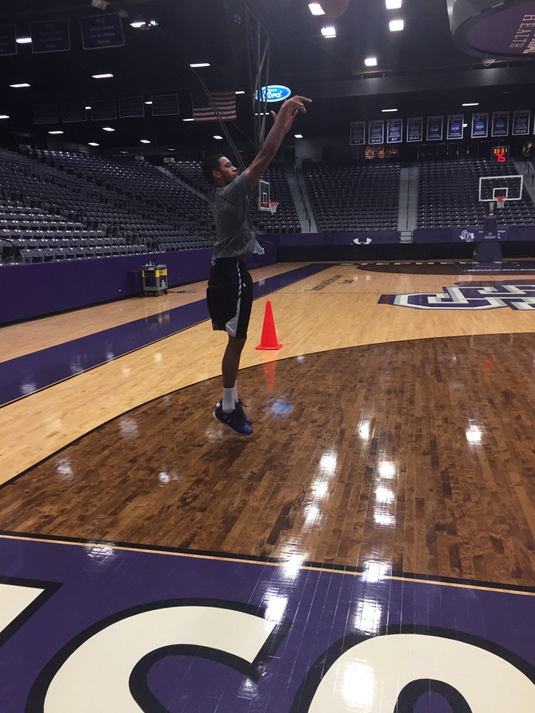 JeremyCox44's tweet photo. @teejayy_22 starting his July 4th off with a bang....hard work! #AxeEm #Relentlessapproach https://t.co/ugdS1nclZ9