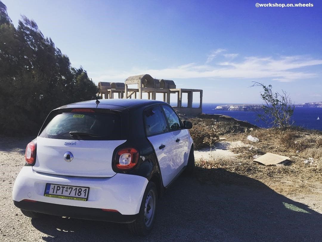 smartgreece's tweet photo. Καλοκαιρινές διακοπές forfour στη Σαντορίνη! #smart_summer #smart_Santorini https://t.co/siQUrvqaAE