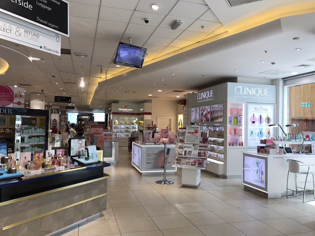 xyberpix's tweet photo. @Debenhams We were there 10 mins ago and the whole front of the store was empty. I have more photos if you'd like. https://t.co/LQvYUl9M3N